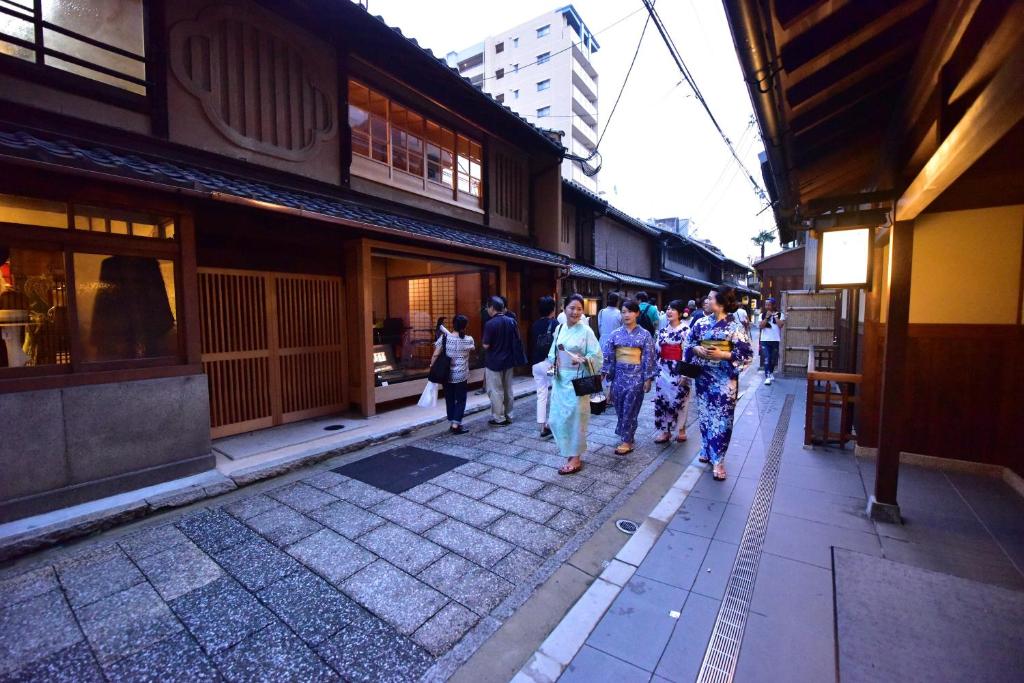 un grupo de personas caminando por una calle en Yado Kiramachi, en Kioto