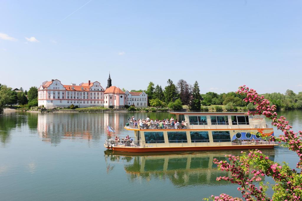Výhled na řeku, která protéká v blízkosti hotelu