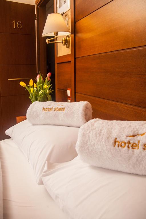 Postel nebo postele na pokoji v ubytování Hotel Steni