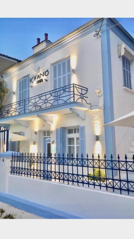 a white house with a fence in front of it at Kyano House in Limenas