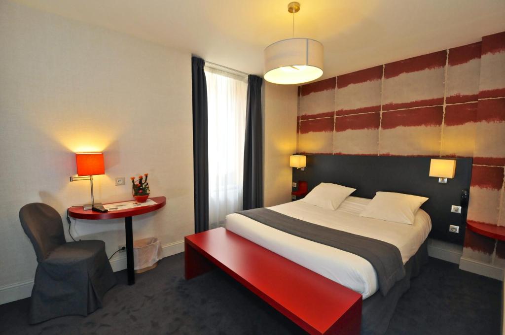 Postel nebo postele na pokoji v ubytování Logis Hôtel Le Central
