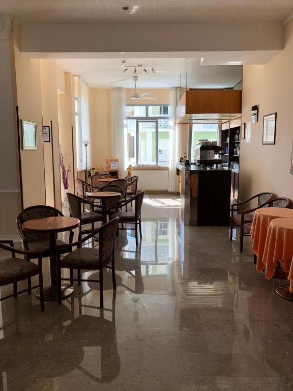 Kuchyň nebo kuchyňský kout v ubytování Hotel International