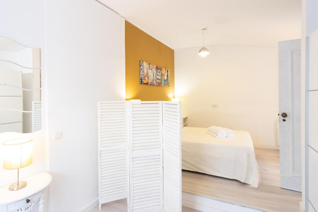 エストリルにあるMoradia Estorilの白いアパートメント ベッド1台付