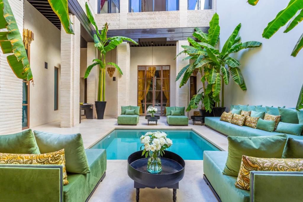 馬拉喀什的住宿－Riad Tajania，一间带游泳池和家具的客厅