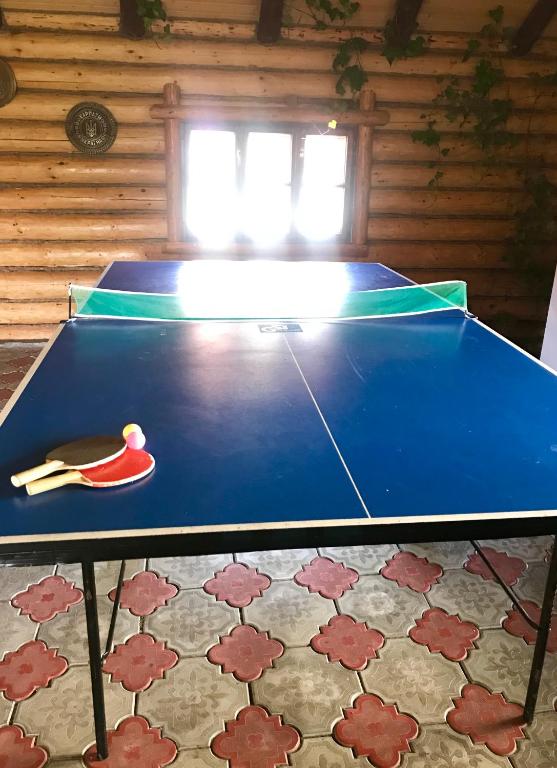 Stolní tenis v ubytování Girskiy Svitanok nebo okolí