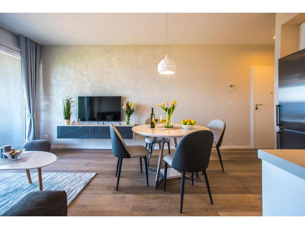 TV a/nebo společenská místnost v ubytování Uma Apartment