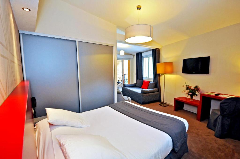Postel nebo postele na pokoji v ubytování Logis Hôtel Le Central
