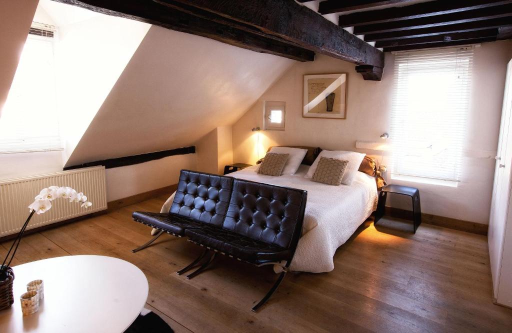 Postel nebo postele na pokoji v ubytování Galerie Hotel Dis
