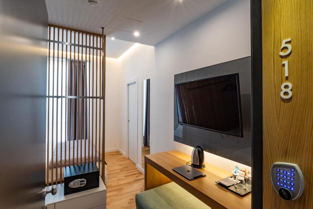 TV a/nebo společenská místnost v ubytování Concept Terrace Hotel