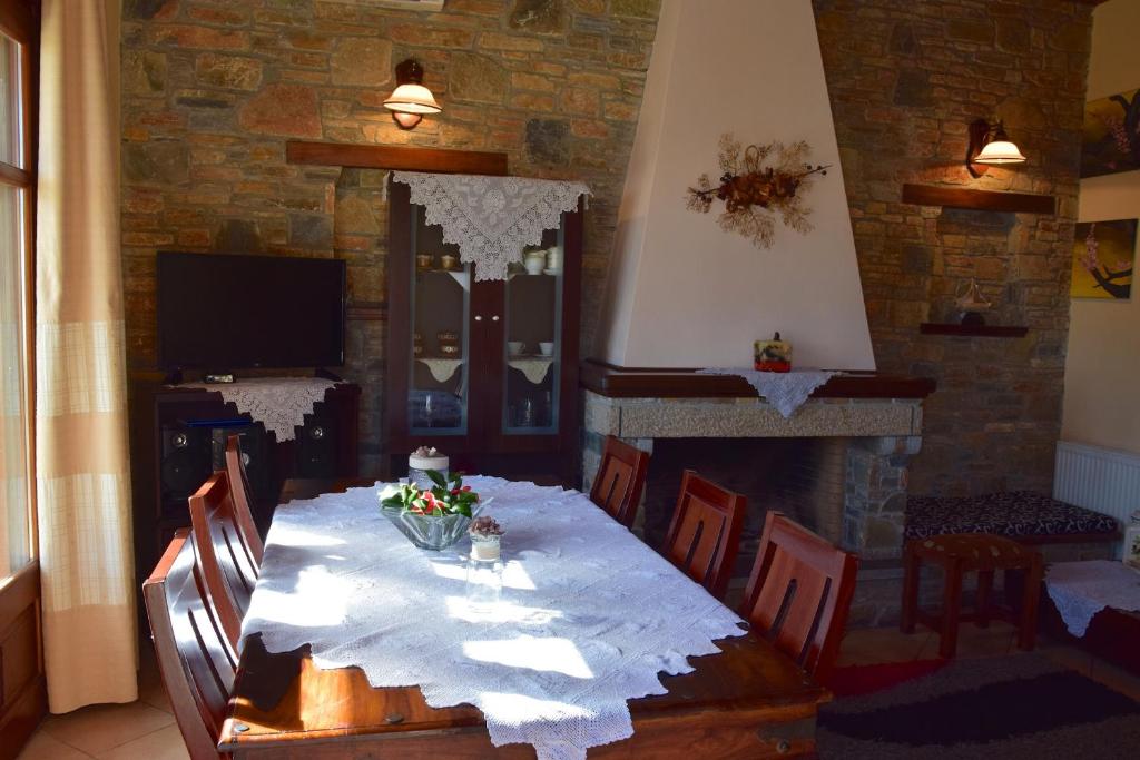 TV a/nebo společenská místnost v ubytování Aegean House