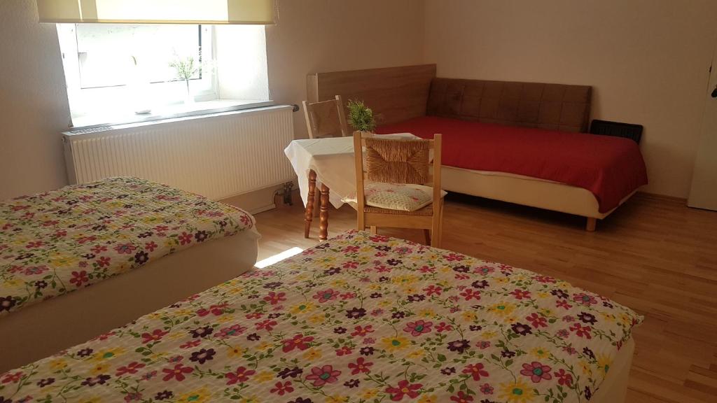 Pension Moserhaus - Einfaches Dreibettzimmer Mit Gemeinschaftsbad