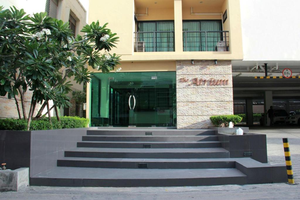 ein Gebäude mit einer Treppe vor einem Gebäude in der Unterkunft The Atrium Ratchada 13 in Bangkok