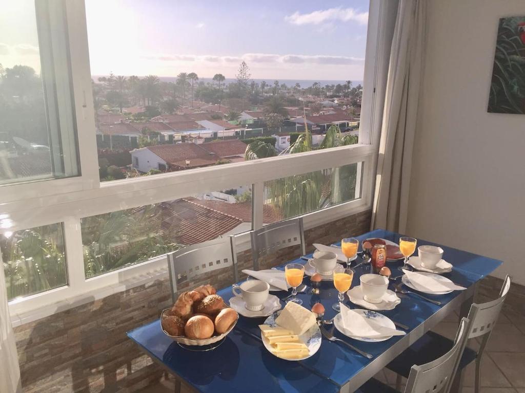 una mesa con un mantel azul y pan. en 5 min walk from Yumbo! 417, en Playa del Inglés