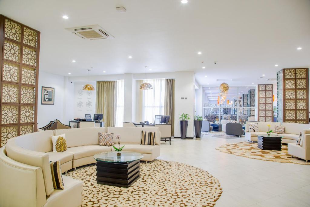 布蘭泰爾的住宿－Amaryllis Hotel Blantyre，带沙发和地毯的客厅