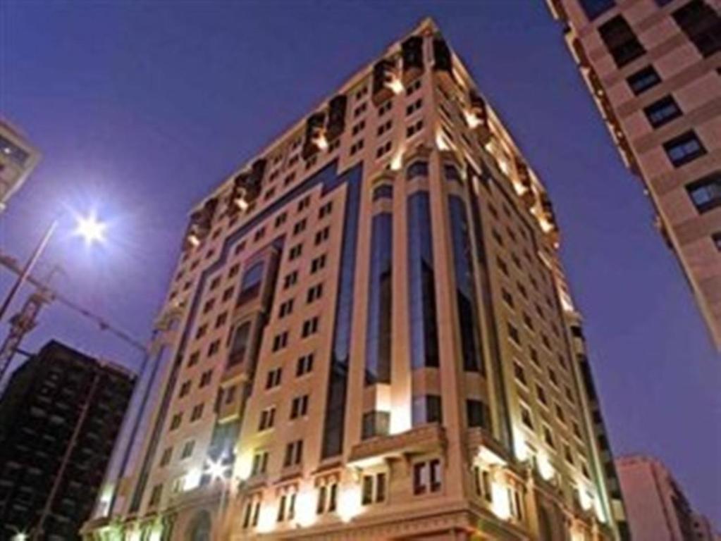 wysoki budynek z oświetleniem na górze w obiekcie Durrat Al Eiman Hotel w Medynie