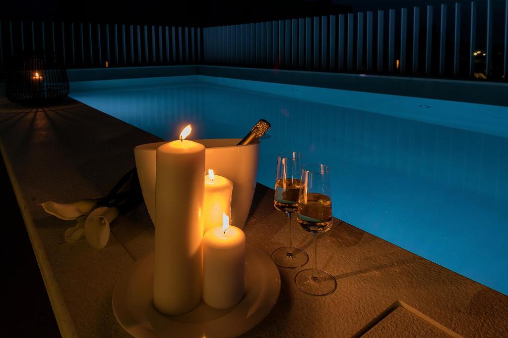 Bazén v ubytovaní The Pleasurist - apartment with PRIVATE heated pool and terrace alebo v jeho blízkosti