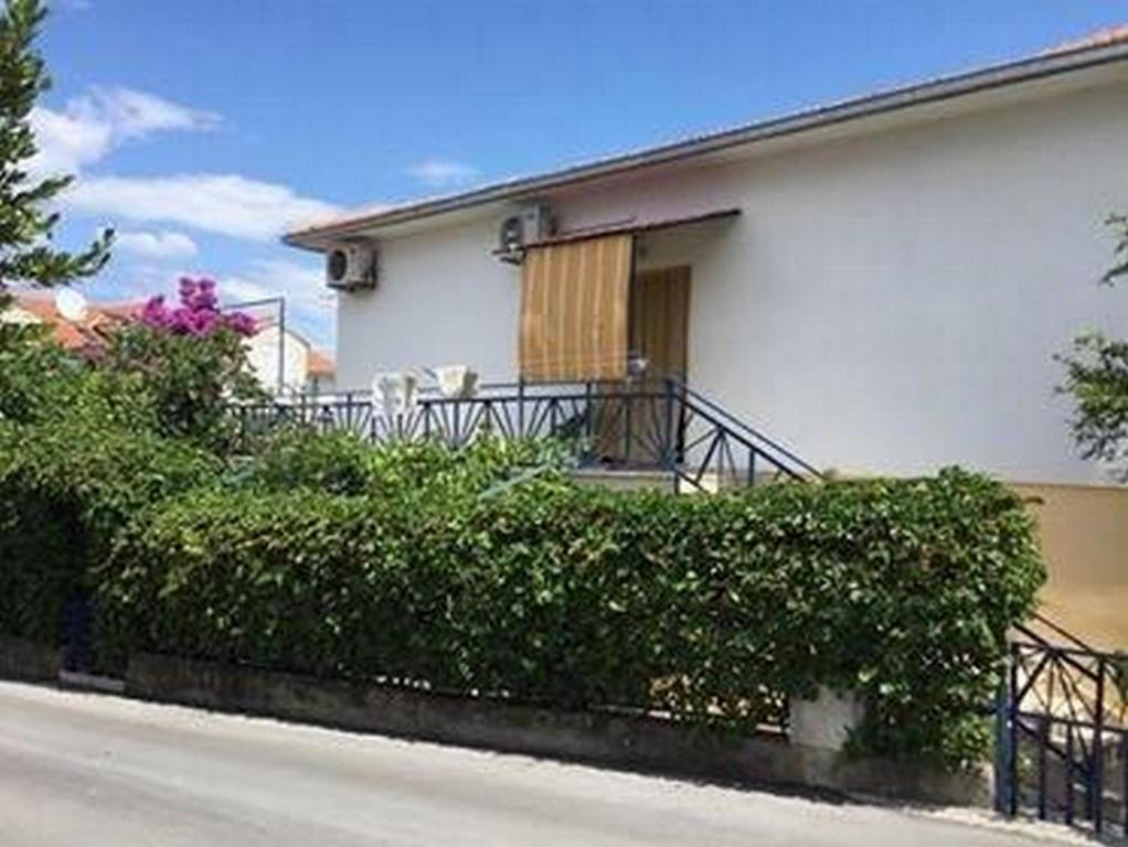 スペタルにあるApartments Mericaの白い家(バルコニー、フェンス付)