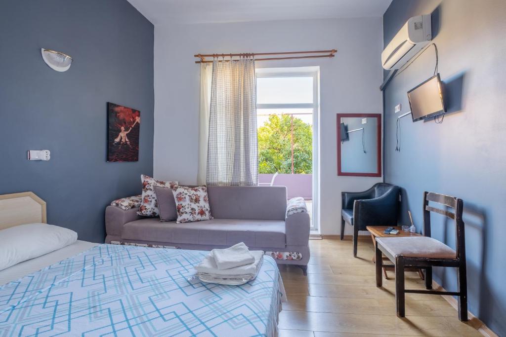 uma sala de estar com uma cama e um sofá em Efsali Hotel Kaleiçi em Antalya