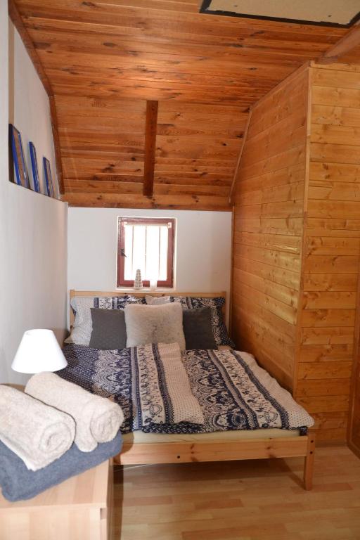Postel nebo postele na pokoji v ubytování Za humny je sklep