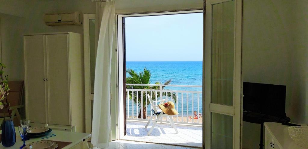 マリネッラにあるAppartamento sul mareの海の景色を望むバルコニーに面したドア付きの客室です。