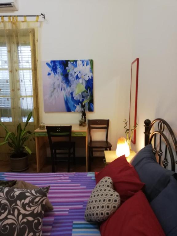A bed or beds in a room at Guglielmo room's B&B