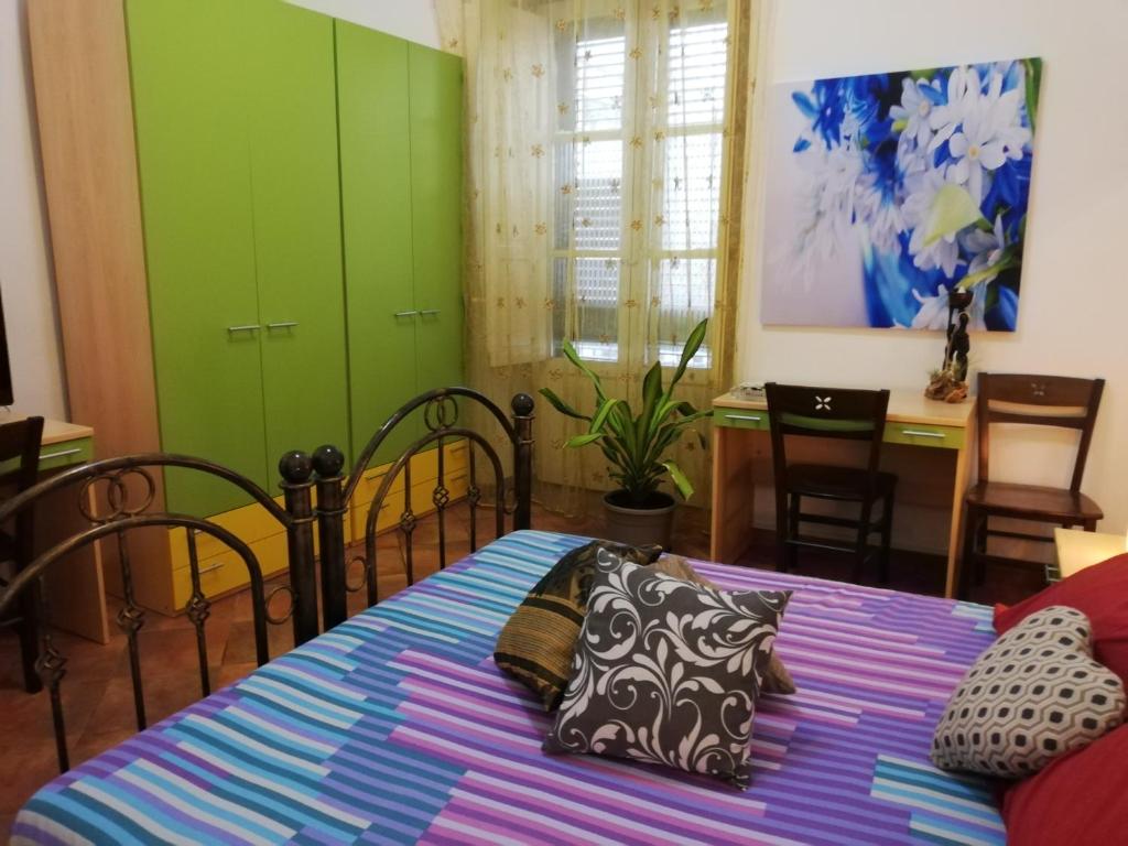 A bed or beds in a room at Guglielmo room's B&B