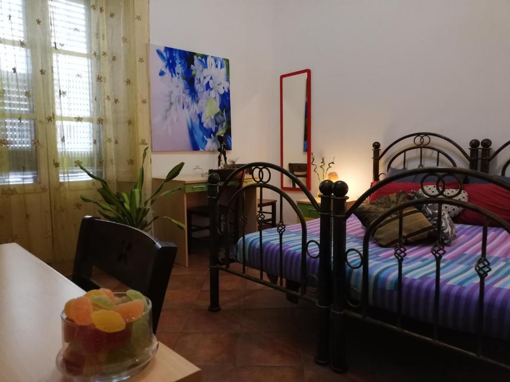 A bed or beds in a room at Guglielmo room's B&B
