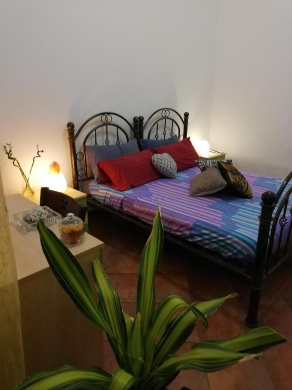 A bed or beds in a room at Guglielmo room's B&B