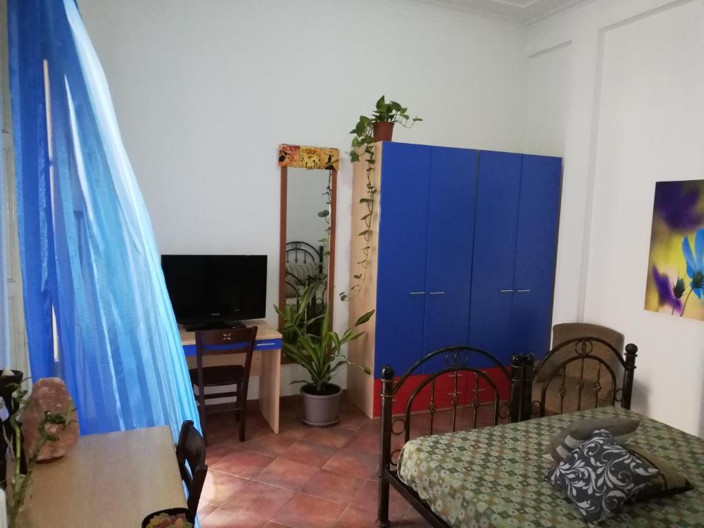 A television and/or entertainment centre at Guglielmo room's B&B