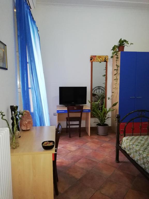 A television and/or entertainment centre at Guglielmo room's B&B