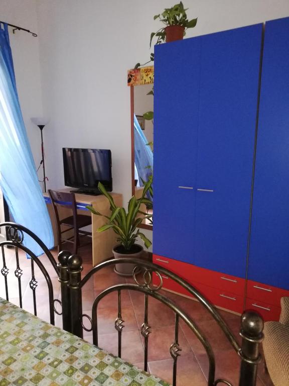 A television and/or entertainment centre at Guglielmo room's B&B