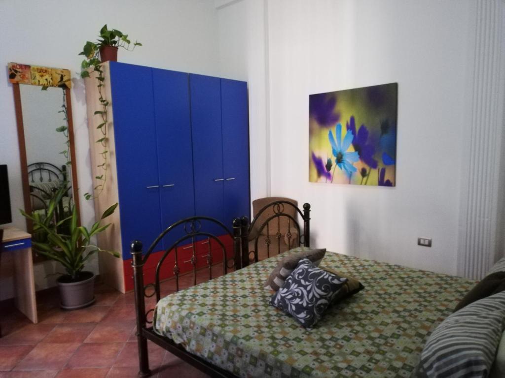 A bed or beds in a room at Guglielmo room's B&B