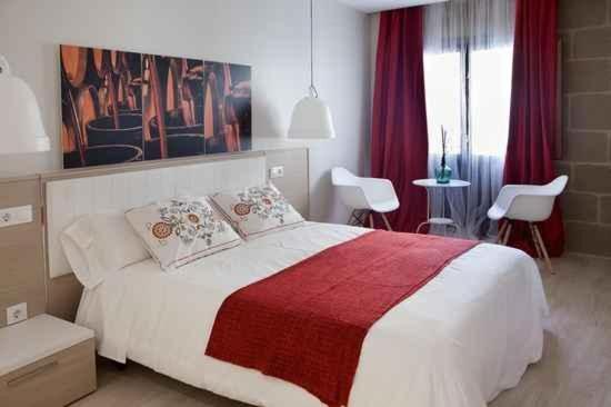 A bed or beds in a room at Apartamentos Turísticos Beethoven Haro