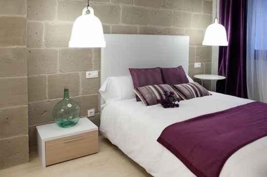A bed or beds in a room at Apartamentos Turísticos Beethoven Haro