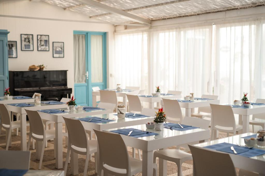 A television and/or entertainment centre at Relais Antiche Saline