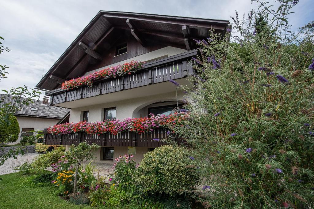un edificio con fioriere sul balcone di Apartments Artemida a Bled
