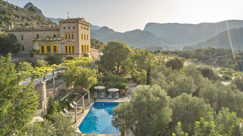 un complexe avec une piscine et un bâtiment dans l'établissement Agroturismo Alquería Blanca, à Bunyola