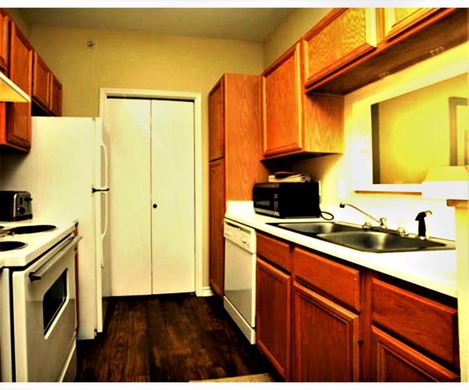 Cucina o angolo cottura di The Reside Fully Furnished Condos - Medical Stays Welcome