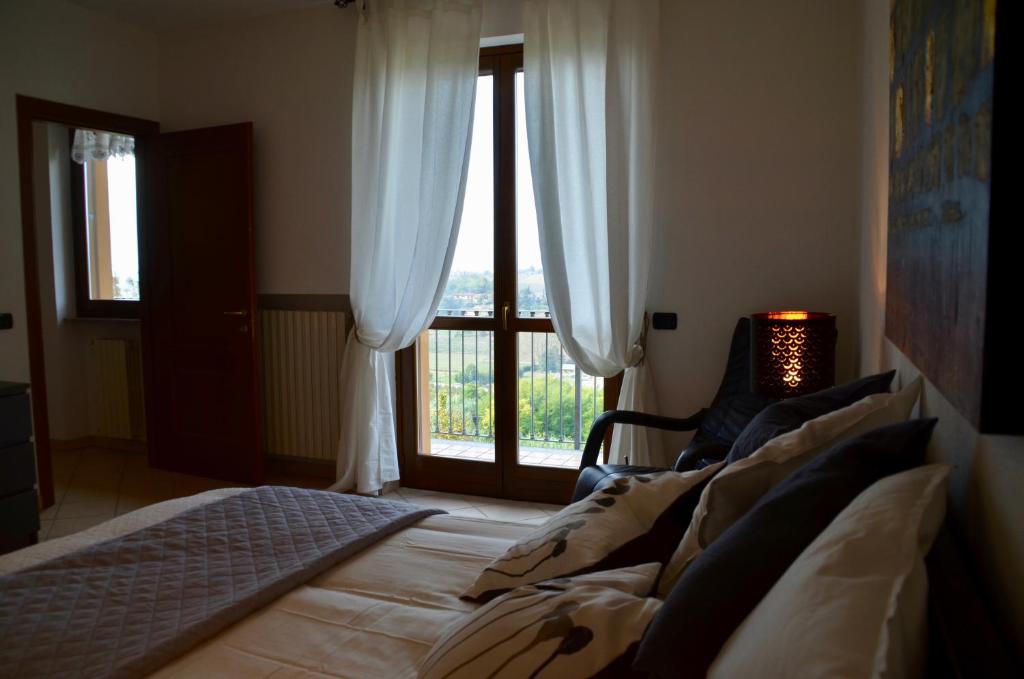 salon z 2 łóżkami i oknem w obiekcie Villa Patrizia w mieście Moncalvo