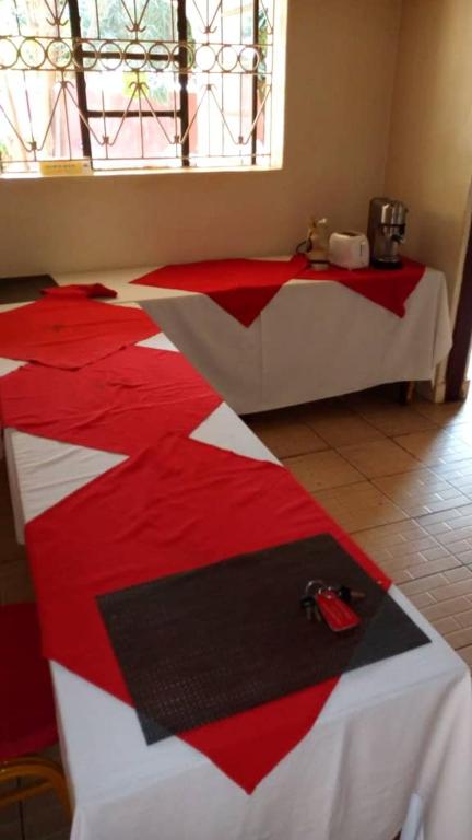 Postel nebo postele na pokoji v ubytování Kanberra Hotel