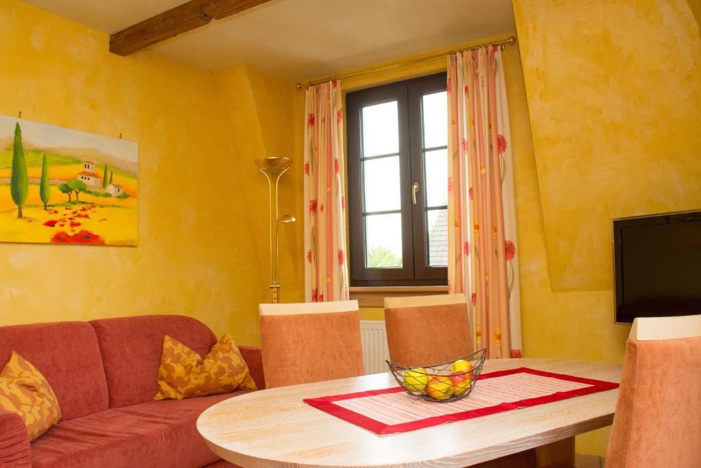 TV a/nebo společenská místnost v ubytování Hotel Casa Rustica - Eintrittskarten für den Europapark erhalten Sie garantiert über uns!