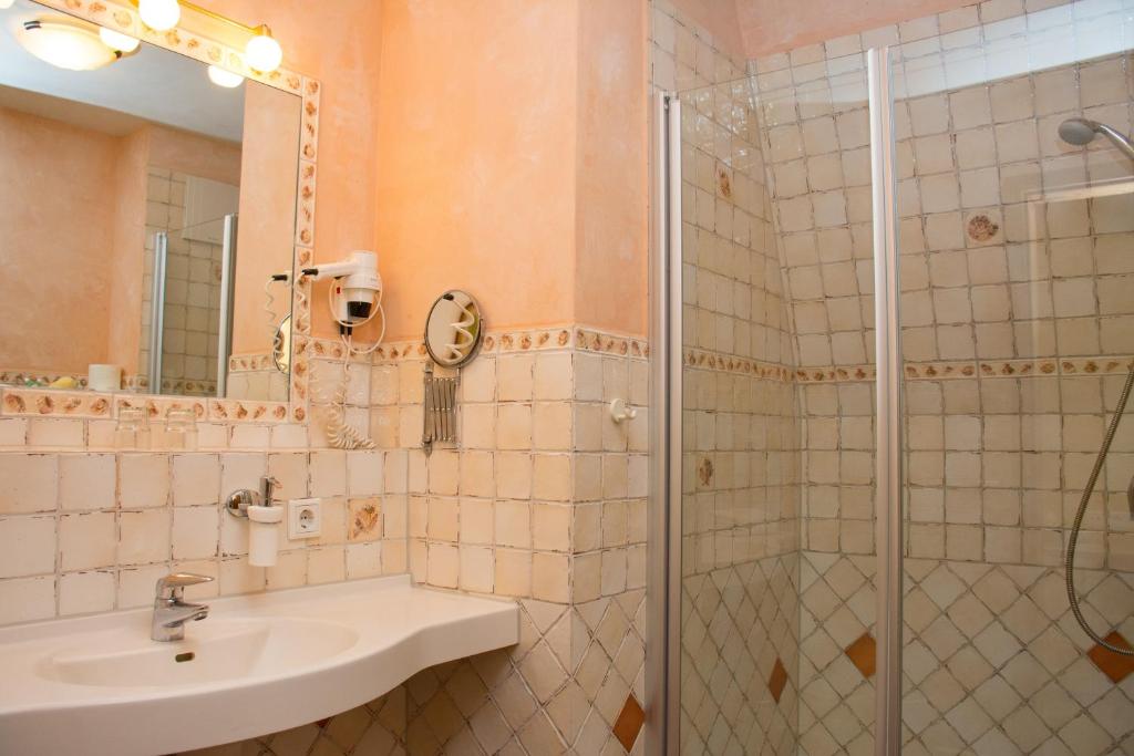 Koupelna v ubytování Hotel Casa Rustica - Eintrittskarten für den Europapark erhalten Sie garantiert über uns!
