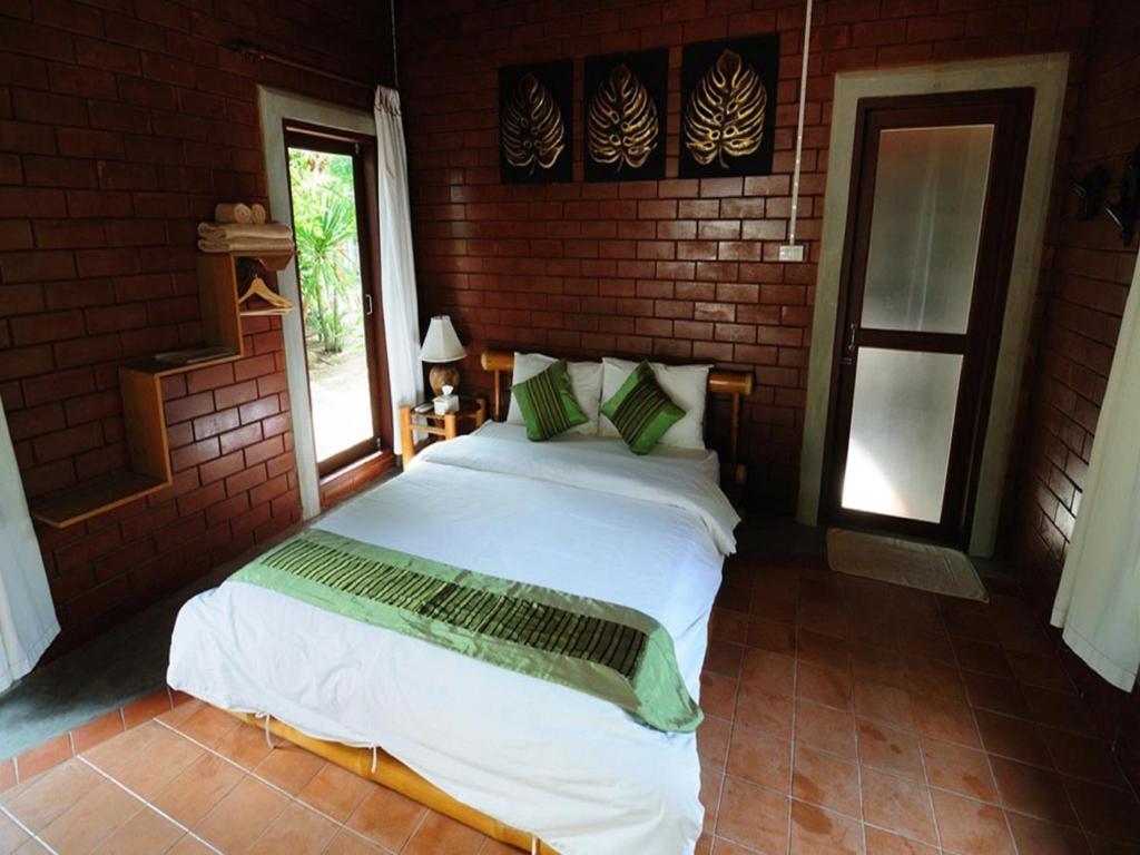Postel nebo postele na pokoji v ubytování Rachavadee Bankrut Resort