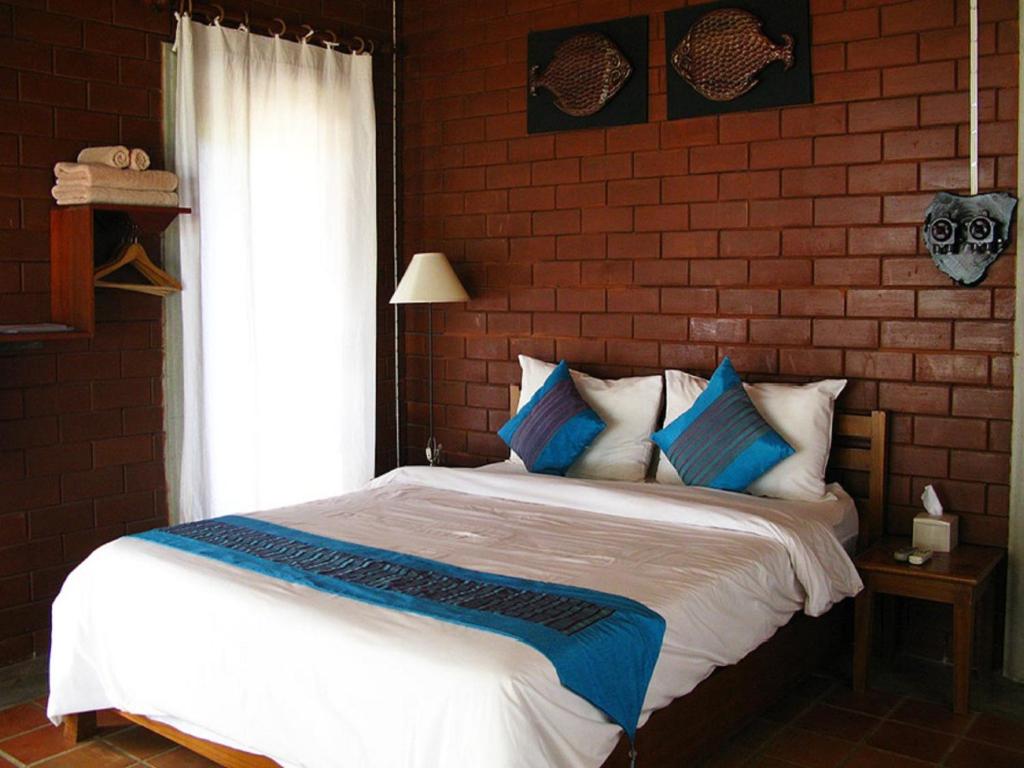 Postel nebo postele na pokoji v ubytování Rachavadee Bankrut Resort