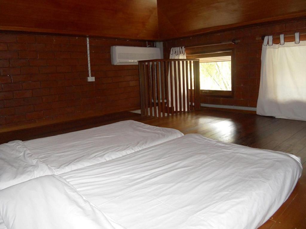 Postel nebo postele na pokoji v ubytování Rachavadee Bankrut Resort