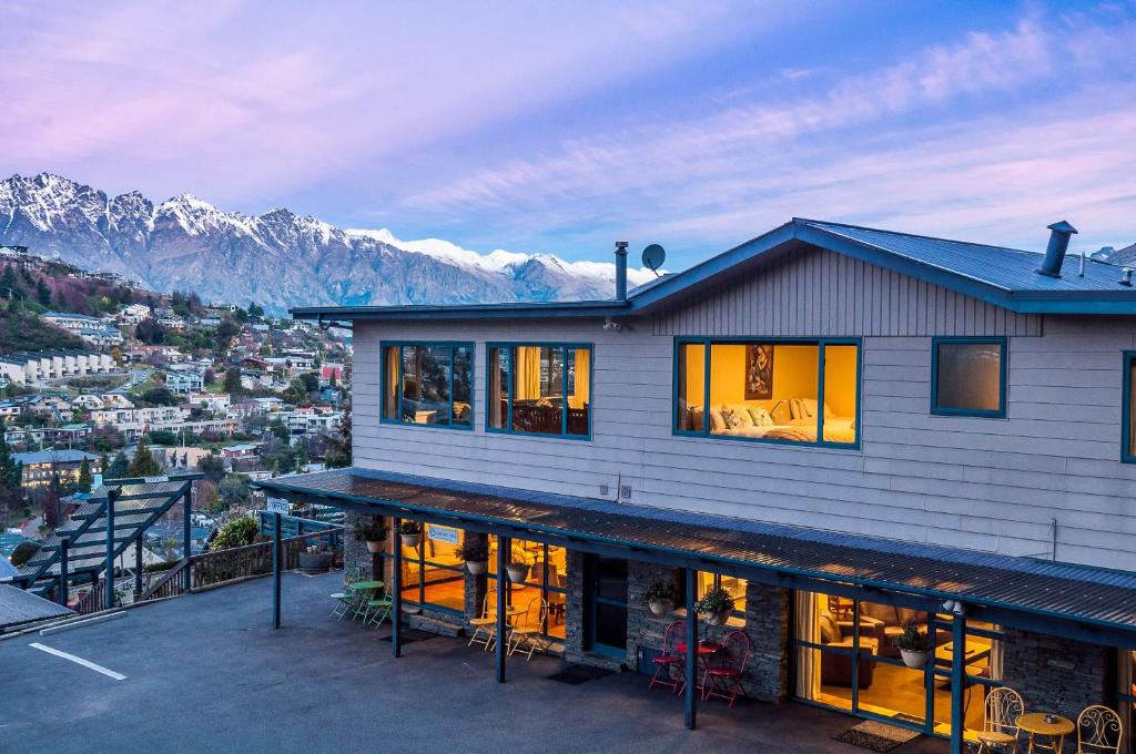 una casa con vista sulle montagne di Coronet View Apartments Queenstown a Queenstown