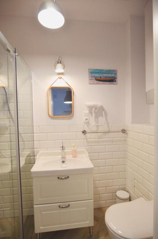 Kúpeľňa v ubytovaní Apartamenty Piaskowe B21 z tarasem na dachu
