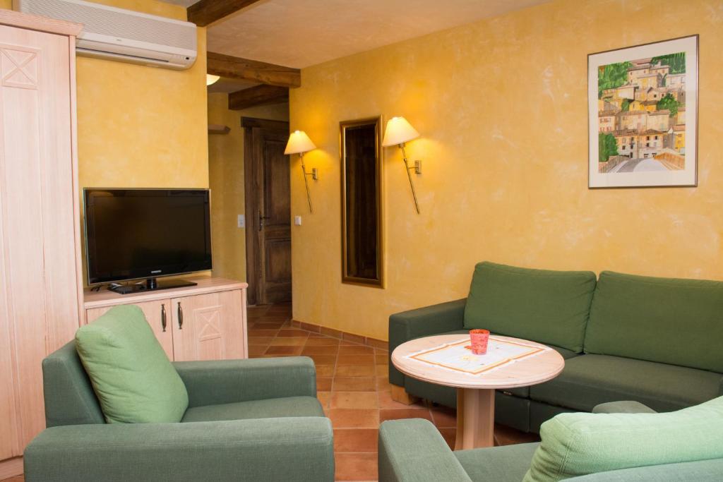 TV a/nebo společenská místnost v ubytování Hotel Casa Rustica - Eintrittskarten für den Europapark erhalten Sie garantiert über uns!