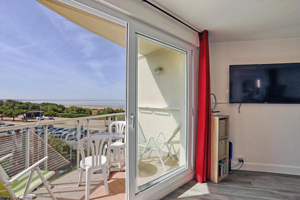 Cette chambre dispose d'un balcon avec une porte coulissante en verre. dans l'établissement RÉSIDENCE ALCANTARA vue mer, première ligne, à Saint-Brévin-les-Pins