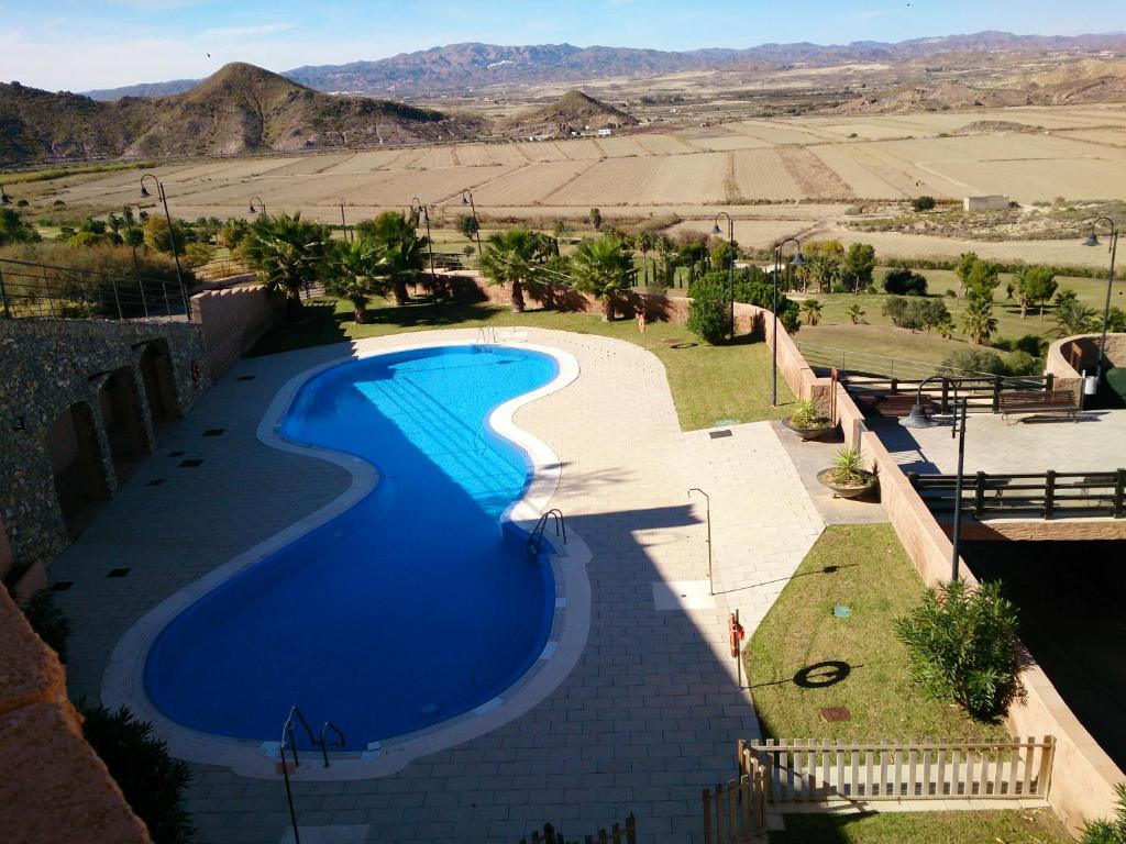an overhead view of a swimming pool with mountains in the background at Mojacar Playa para Familias in Mojácar